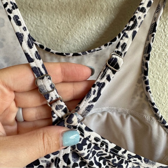 Athleta Zimbabwe High Neck Swim Bikini Size 34B/C Top White Black Blue - Picture 8 of 11